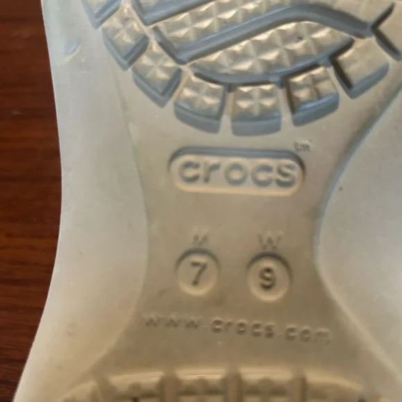 Croc’s flip-flops women’s size 9, men’s size 7 beige. - Picture 5 of 5